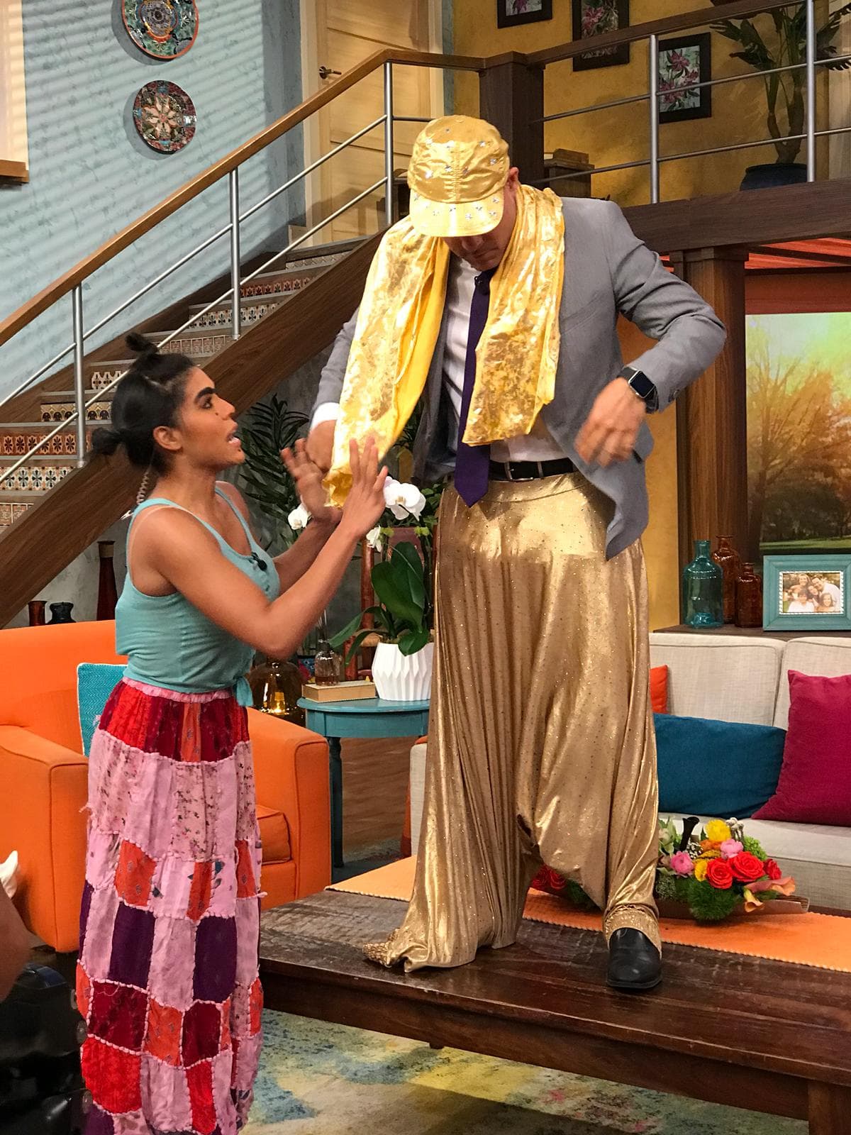 Rápidamente comenzó a vestirlo de dorado. Unos toques más y asunto arreglado.