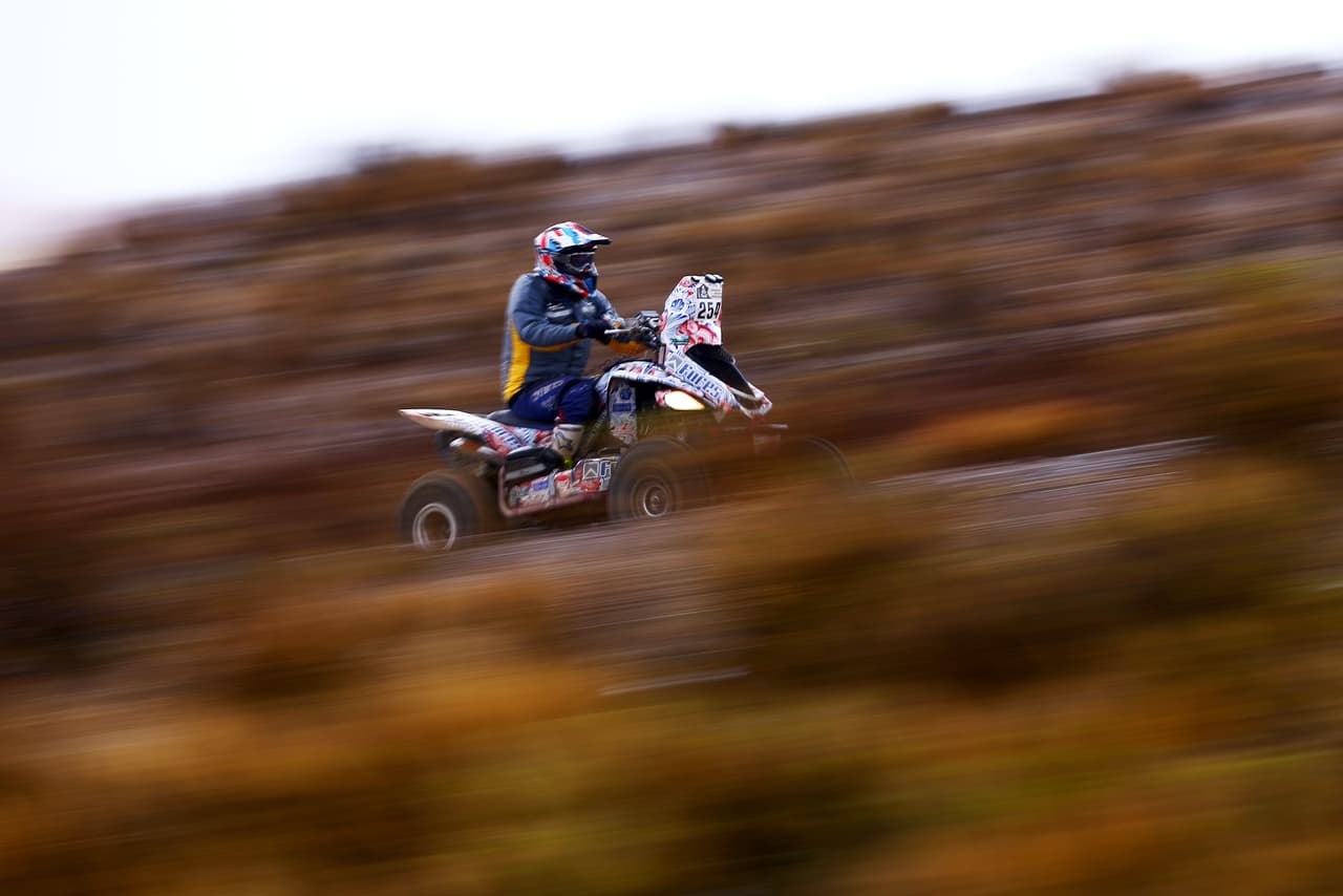 El Yamaha Raptor 700 que ganó en manos de Karyakin, posee un 
<b>motor monocilíndrico de cuatro tiempos e inyección directa, y 0.685 litros de</b> 
<b>cilindrada</b>. Su transmisión es de cinco velocidades, y su tanque de gasolina carga 2.9 galones. Su precio en Estados Unidos ronda los
<b> 7.990 dólares</b>.