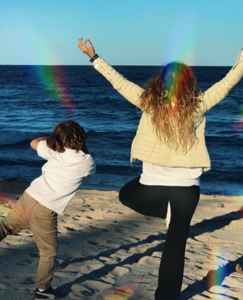 Paulina Rubio practica con Andrea Nicolás algunas posturas de yoga. "Tarde de playa con mi amor".