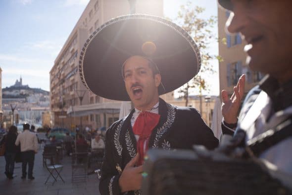 Plaza con vista al Mediterráneo, Marsella. Francia. Nunca pierde la oportunidad de interactuar conel medio ambiente. Aquí adaptando unas Mañanitas al acordeón del gitano. Foto: Christian Bitsch