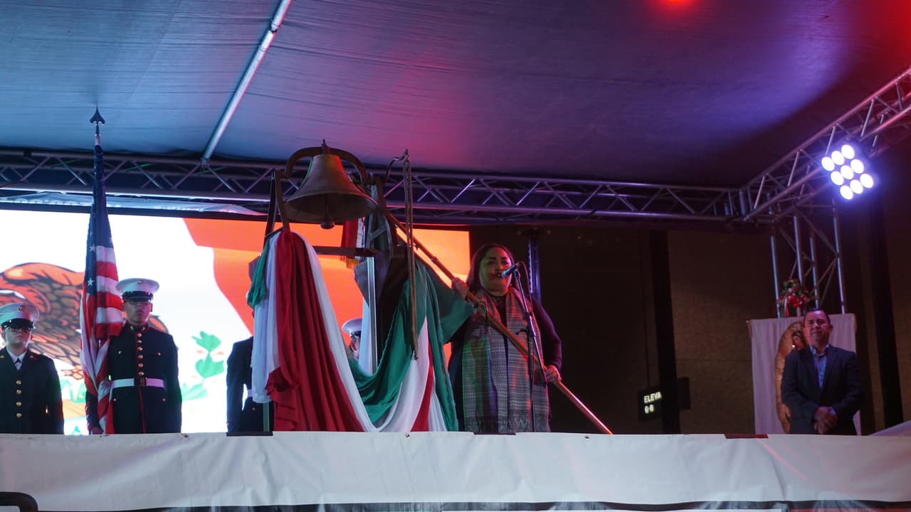 Reyna Torres Mendivil, embajadora en el Consulado General de México en Chicago, dio el grito momentos antes de las 9:00 pm. Se escuchó en toda la plaza el grito tradicional de "Viva México".