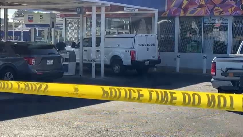 Las autoridades indicaron que el motociclista corrió hacia el sur por Cameron y el oficial lo persiguió.