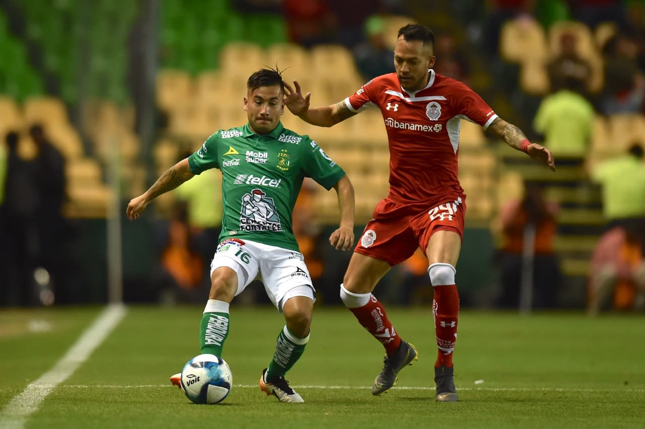 Durante los primeros minutos del cotejo el equipo local intentó asumir el control pero no logró reflejarlo en el marcador.