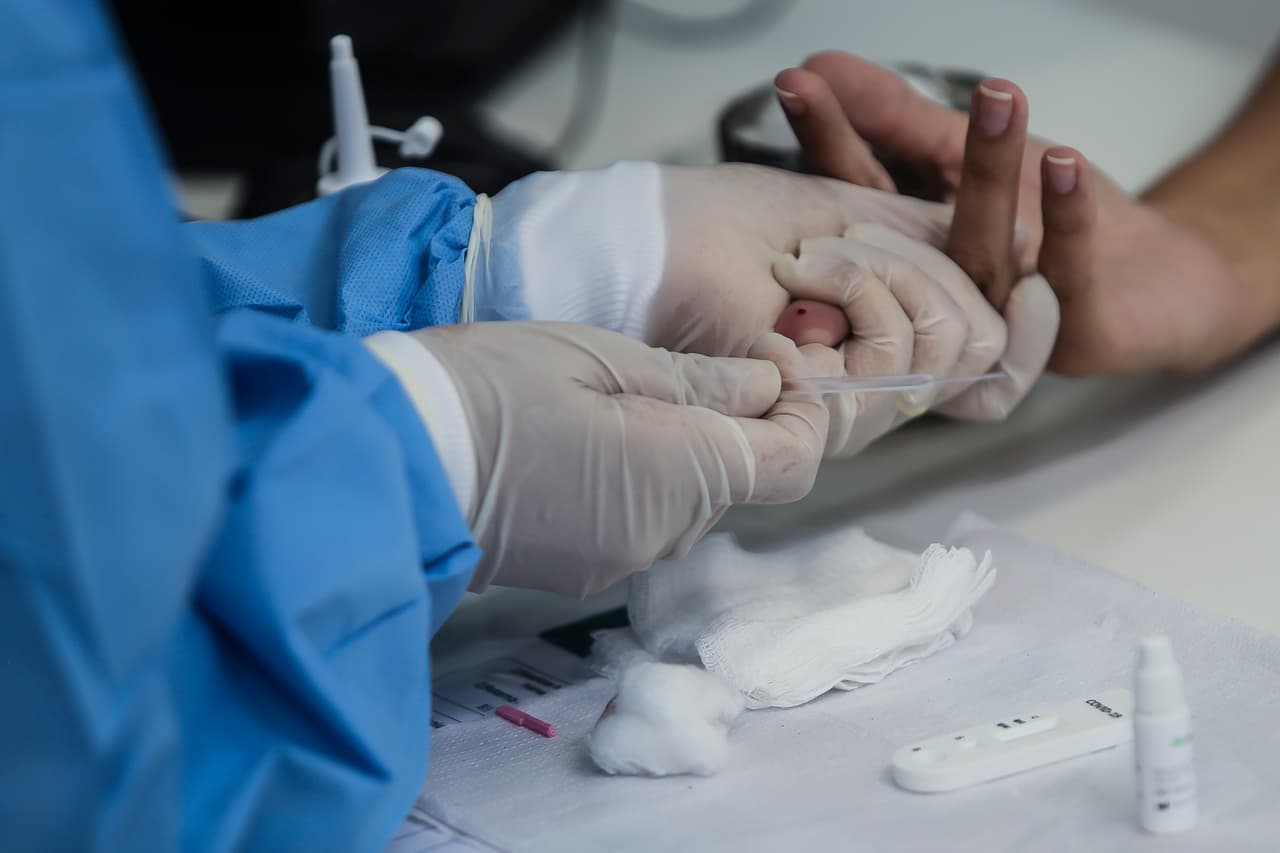 $ 85 millones para el desarrollo de vacunas, pruebas de anticuerpos, y otras investigaciones relacionadas con el covid-19, en conjunto con Duke University, UNC-Chapel Hill, East Carolina University, Campbell University y Wake Forest University.