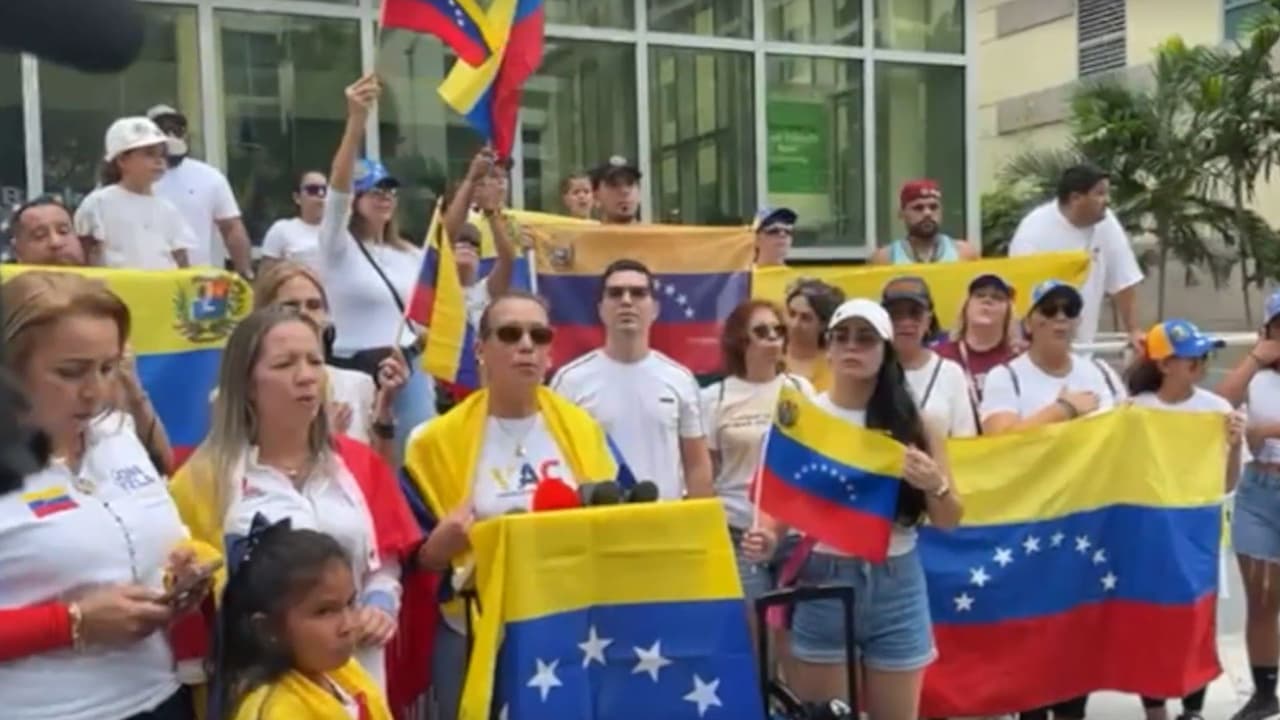 Venezolanos se manifiestan en plazas públicas de Miami durante la jornada electoral en su país.