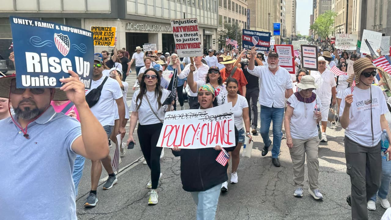 Entre los oradores frente al Ayuntamiento estuvo el congresista Al Green, quien aprovechó la ocasión para enviar un mensaje directo al presidente Trump:
<b>“Respete los derechos de las personas”</b>. Su intervención fue recibida con aplausos y consignas de apoyo.