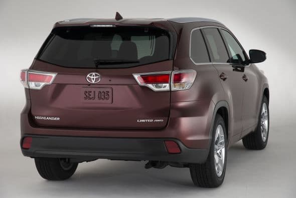 SUVs Medianas: Toyota Highlander 2015- En cuanto a seguridad activa, encontramos el sistema de ABS con distribución electrónica de fuerza de frenado, control de tracción y estabilidad, asistencia de arranque en pendientes, monitor de punto ciego y alerta de tráfico cruzado posterior. Además, incorpora de serie ocho bolsas de aire, LATCH e ISOFIX y barras de protección contra impactos laterales. Si se suma el paquete Technology añade un sistema de advertencia de colisión frontal con frenado automático.