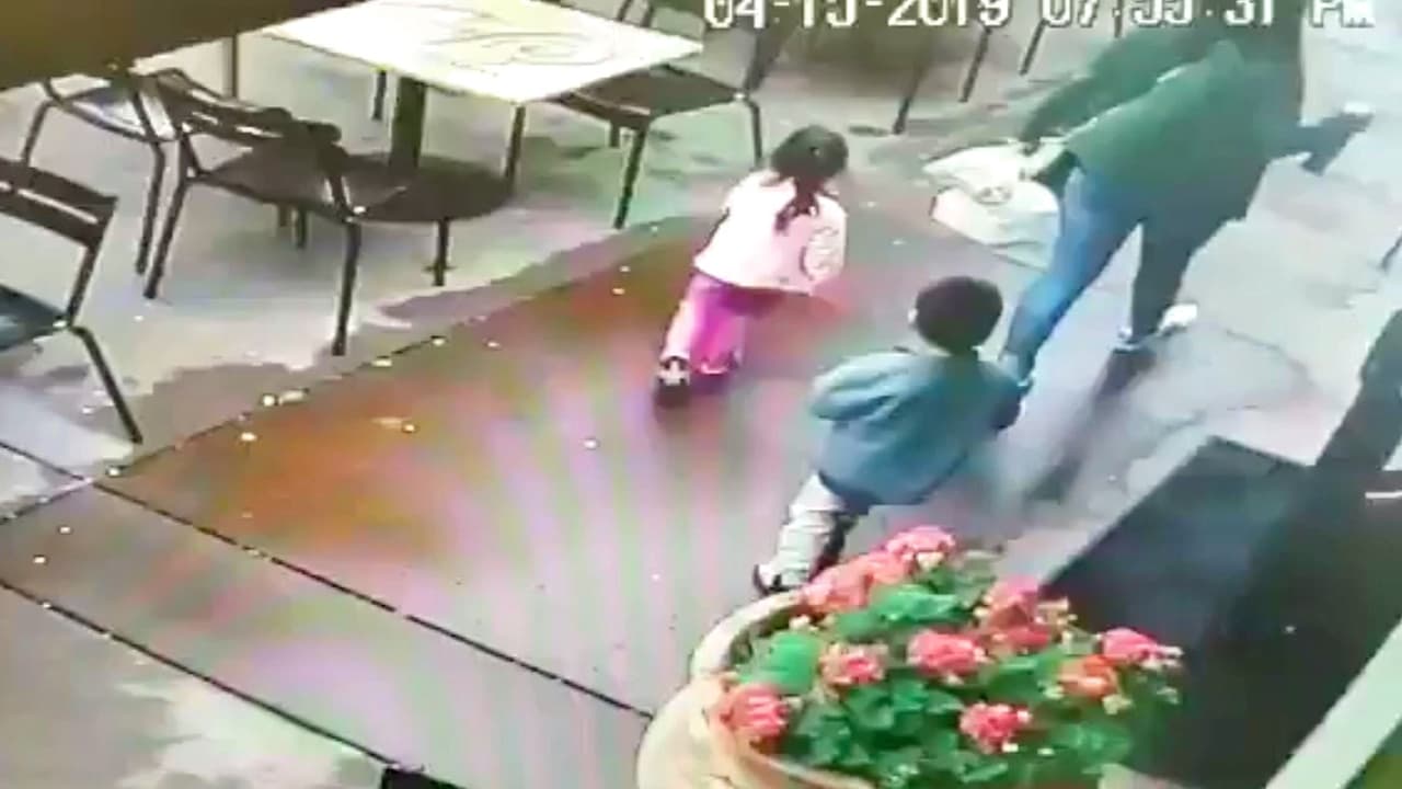 "Video aterrador": mujer y sus dos hijos se salvan por centímetros de ser atropellados frente a restaurante de Napa
