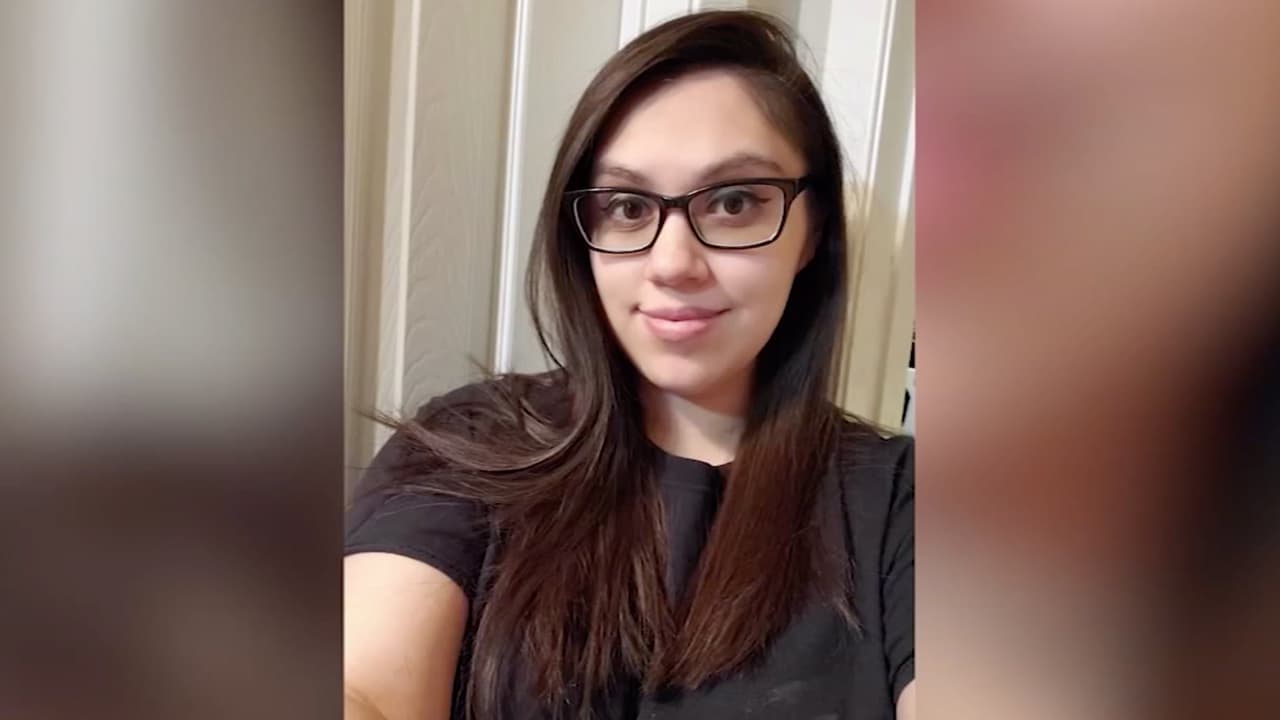 “Si hubiera sabido que sería la última vez que lo haría, la hubiera abrazado más fuerte y por más tiempo”, continuó. Agregó que ni él ni su esposa estaban convencidos de aplicarse la vacuna y eso, no ha cambiado.