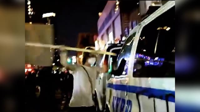 Dañan vehículos de la policía de NYC durante manifestaciones el fin de semana