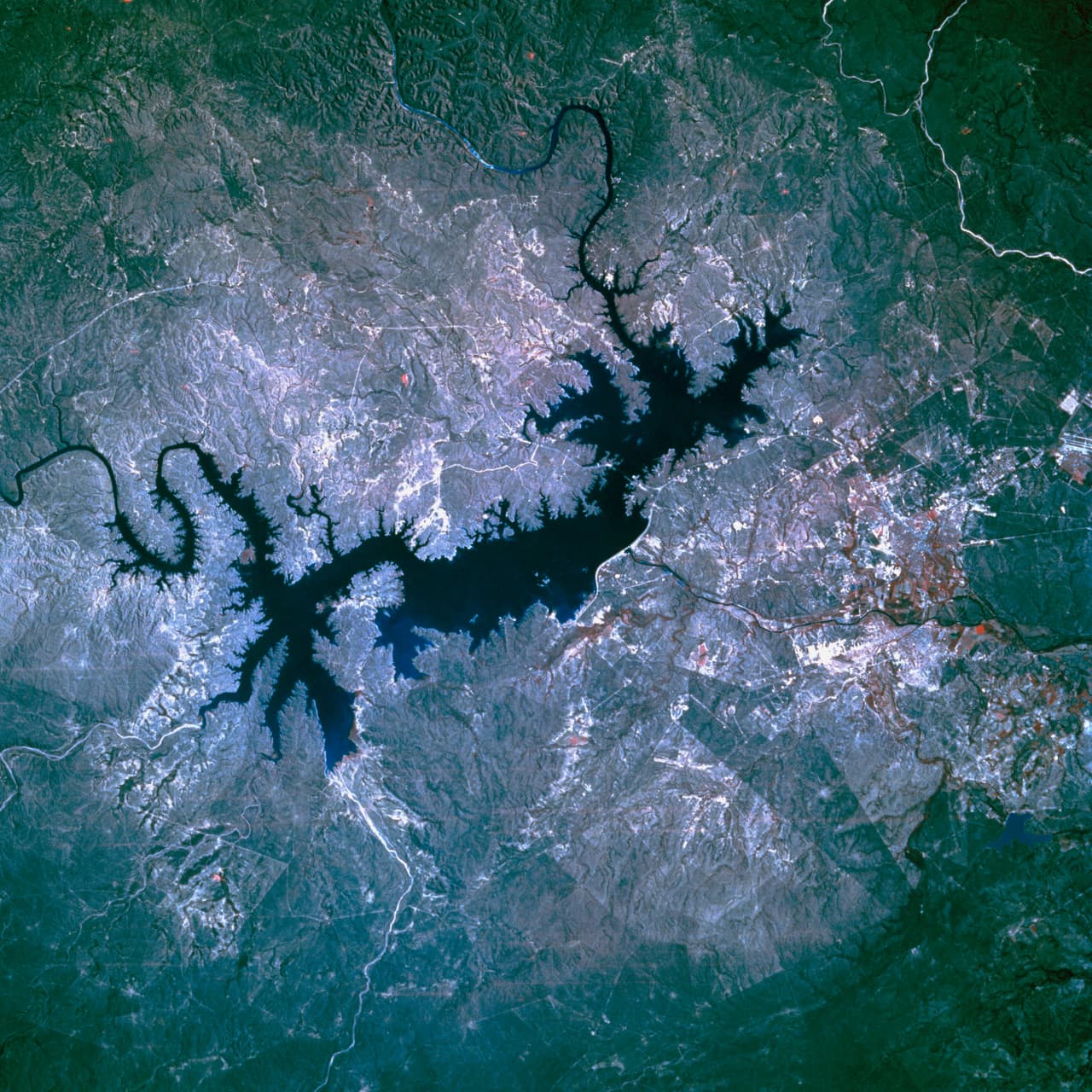 La imagen satelital muestra el embalse Amistad en la frontera de EEUU y México desde el espacio. La presa tiene una longitud de casi seis millas cuadradas, de las cuales 4.2 millas cuadradas son parte de México y 1.8 millas cuadradas pertenecen a EEUU. La construcción de la presa requirió la reubicación de más de 14.3 millas de vías del ferrocarril, 19 millas de carreteras y dos puentes.