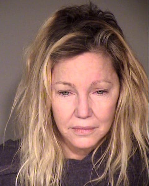 Heather Locklear fue arrestada la madrugada de este domingo 24 de junio, luego de que golpeara a un policía y a un técnico de emergencias médicas que acudieron a su hogar tras recibir una llamada al servicio 911, denunciando que la actriz estaba fuera de control.
