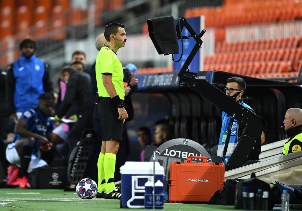Jugada polémica que revisa el árbitro en el VAR; decide marcar penal a favor del Atalanta.
