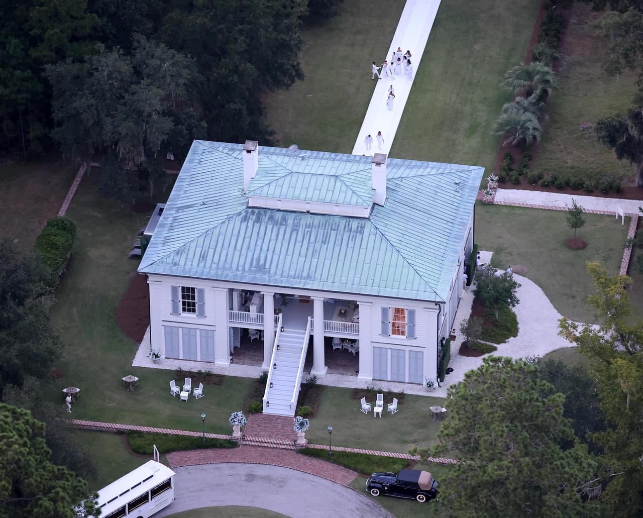 En la parte de afuera se colocaron mesas y sillas de madera, adornadas simplemente con velas blancas de gran tamaño. 
<br>