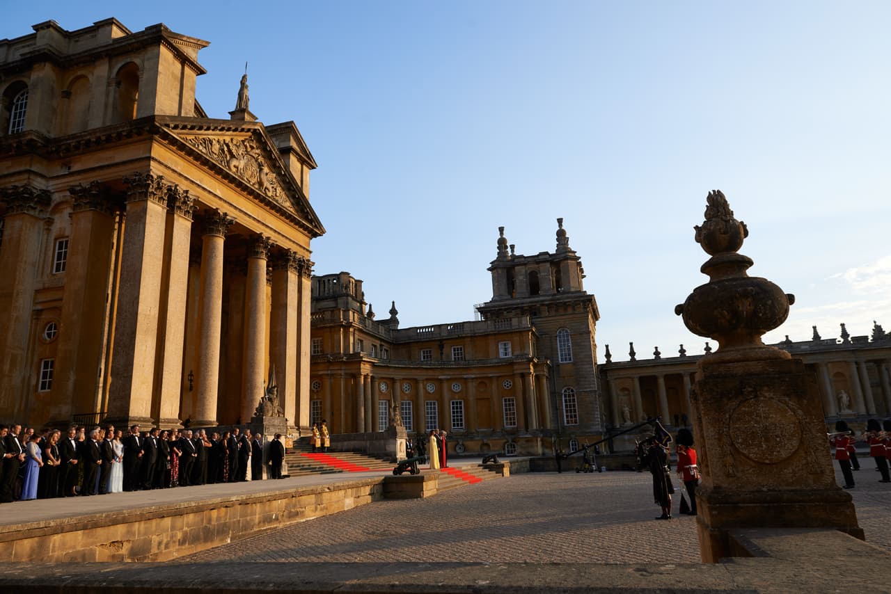 Trump y su esposa Melania, anfitriones e invitados a la cena miran la ceremonia a las afueras del palacio Blenheim. Más de 60,000 personas se anotaron para protestar el viernes en Londres y los manifestantes tienen la intención de elevar un gran globo sobre el parlamento que 
<a href="https://www.univision.com/noticias/politica/trump-bebe-ya-tiene-el-permiso-para-elevarse-sobre-londres-en-protesta-contra-la-visita-del-presidente">representa al mandatario como un bebé naranja y gruñón.</a>