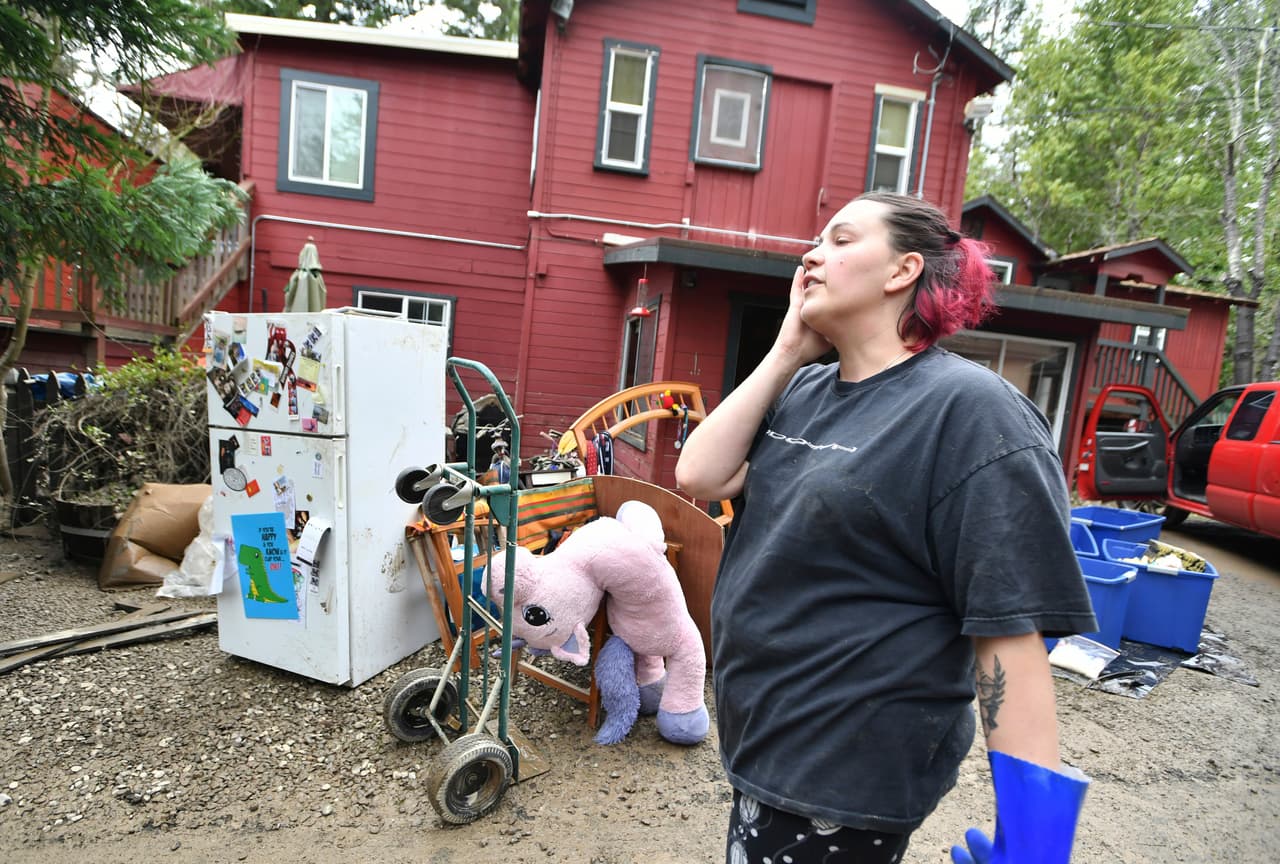 Debido al desbordamiento del Russian River las calles se habían convertido en canales por las cuales los residentes paseaban abordo en pequeños botes y canoas.
<br>