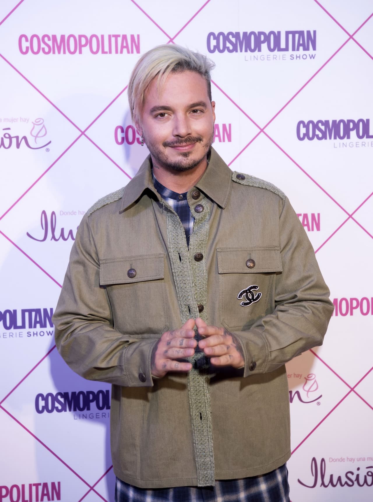 J Balvin siempre se ha caracterizado por sus atrevidos colores y el platinado ha sido uno de ellos.
