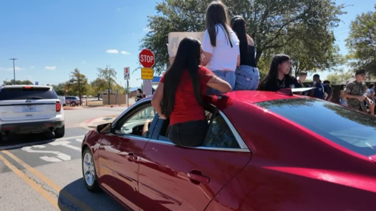 Los estudiantes entrevistados durante la protesta dijeron que acudieron para expresar su preocupación por las políticas migratorias y por el caso de Garcés. 
<br>
<br>
<b>“Aunque ellos nos están enseñando violencia contra nosotros, nosotros no lo estamos regresando, porque así se enseña. Nosotros tenemos respeto a la gente que no nos tiene respeto a nosotros. Nosotros somos buena gente y no somos como ellos, que nos toman como gente mala”, dijo Sofi, una estudiante. </b>
<br>