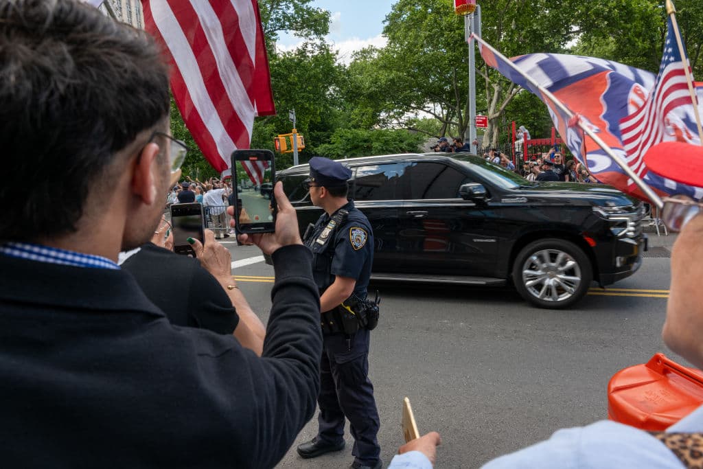 Seguidores de Trump ondearon banderas estadounidenses a su salida de la Corte de Nueva York.