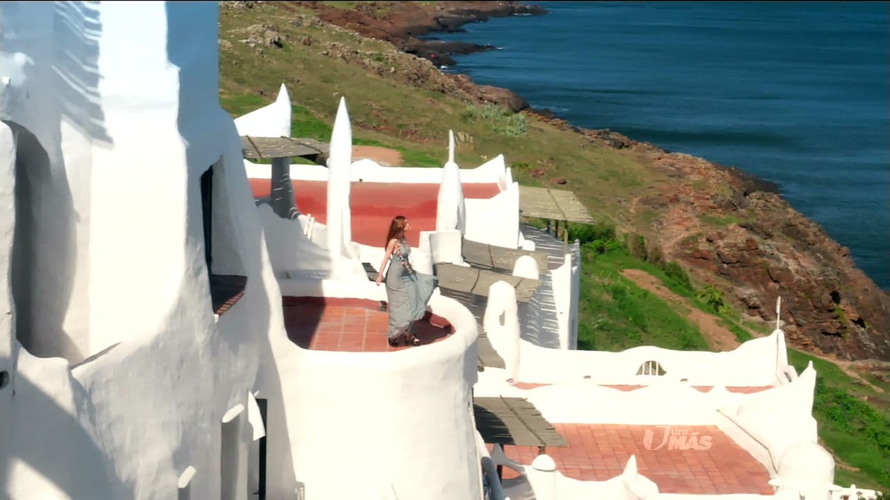 Casapueblo es actualmente un hotel que se encuentra a las orillas de la ciudad, pero en sus inicios se trataba de una escultura diseñada por el artista plástico Carlos Vilaró.