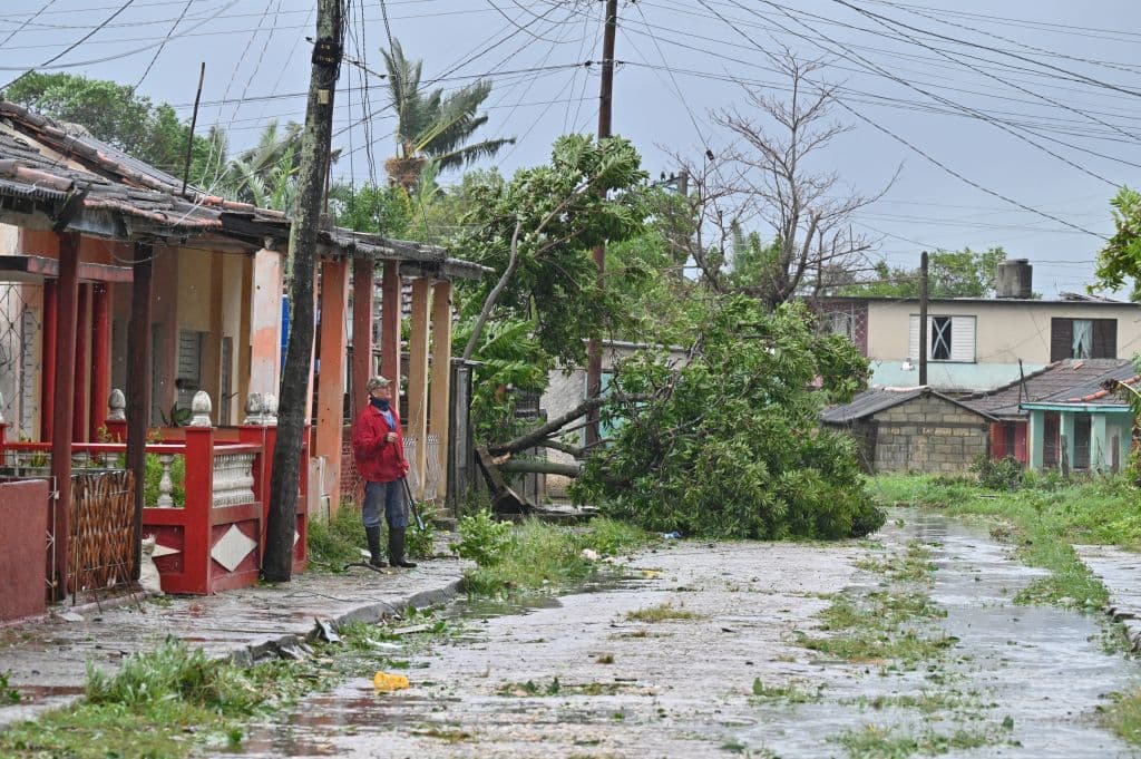 El huracán Rafael deja daños "muy fuertes" y un nuevo apagón total en Cuba, tras atravesar el oeste de la isla con categoría 3