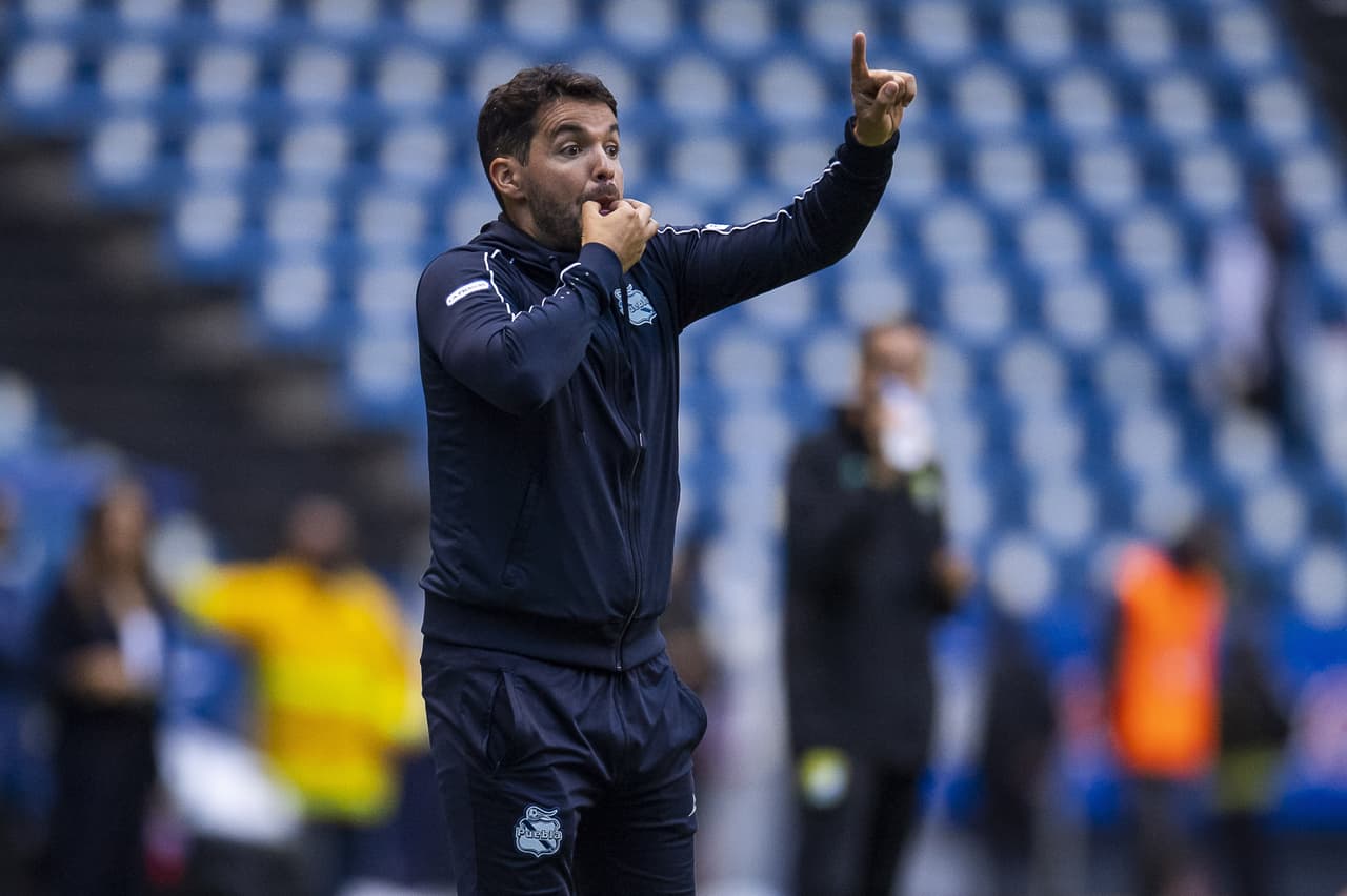 Larcamón daba indicaciones.