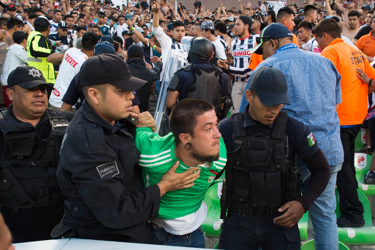 Mientras tanto en las gradas se vivieron momentos de tensión cuando algunos aficionados se enfrascaron en peleas aisladas que rápidamente fueron controladas.