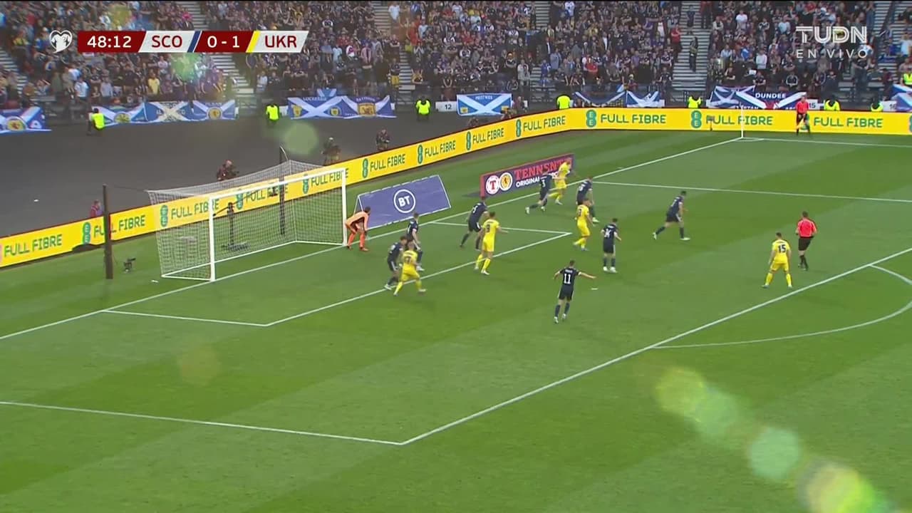 ¡GOL!  anota para Ucrania. Roman Yaremchuk