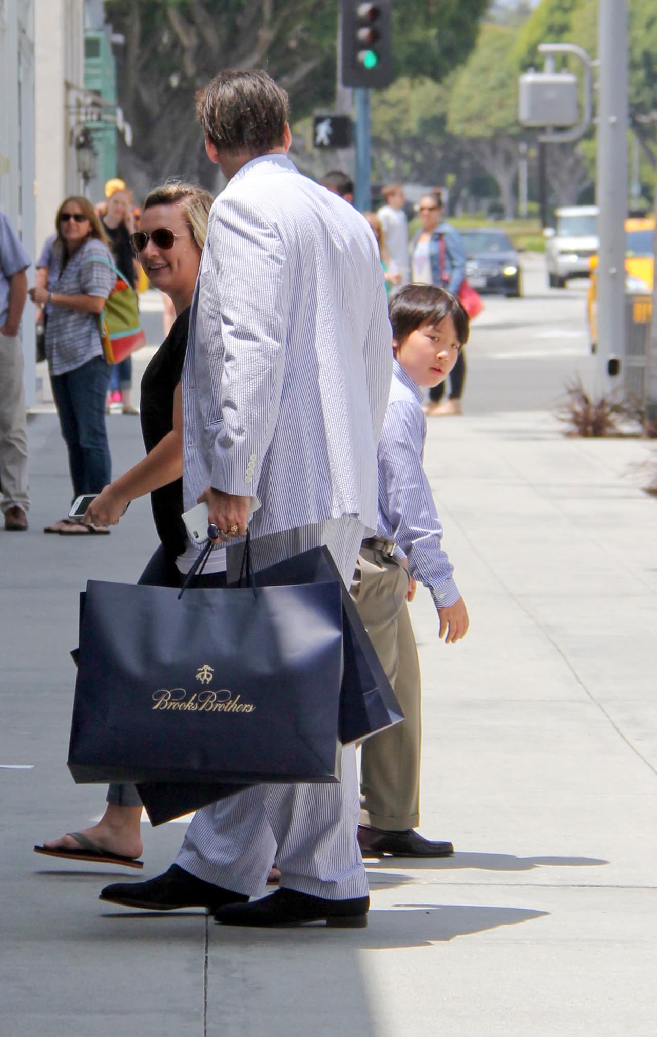 Pasearon por las calles de Beverly Hills viendo los escaparates.