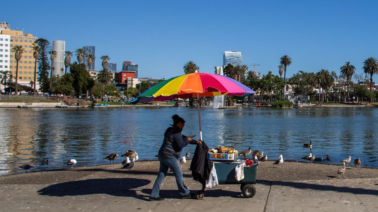 Vendedores ambulantes víctimas de violencia callejera pueden recibir su residencia: te decimos cómo 
