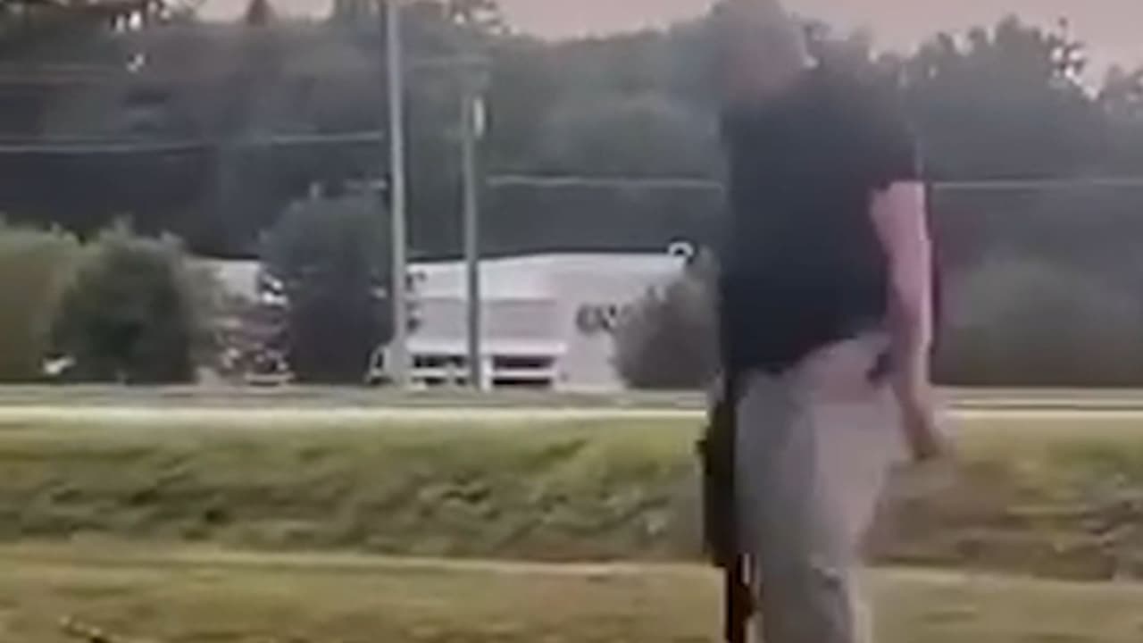 Hombre con arma larga en la calle causa miedo en Florida: autoridades explican la ley