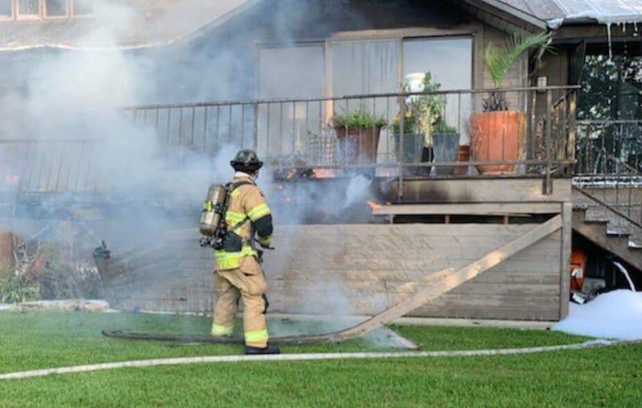 Pareja pierde su hogar tras voraz incendio en West Lake Hills