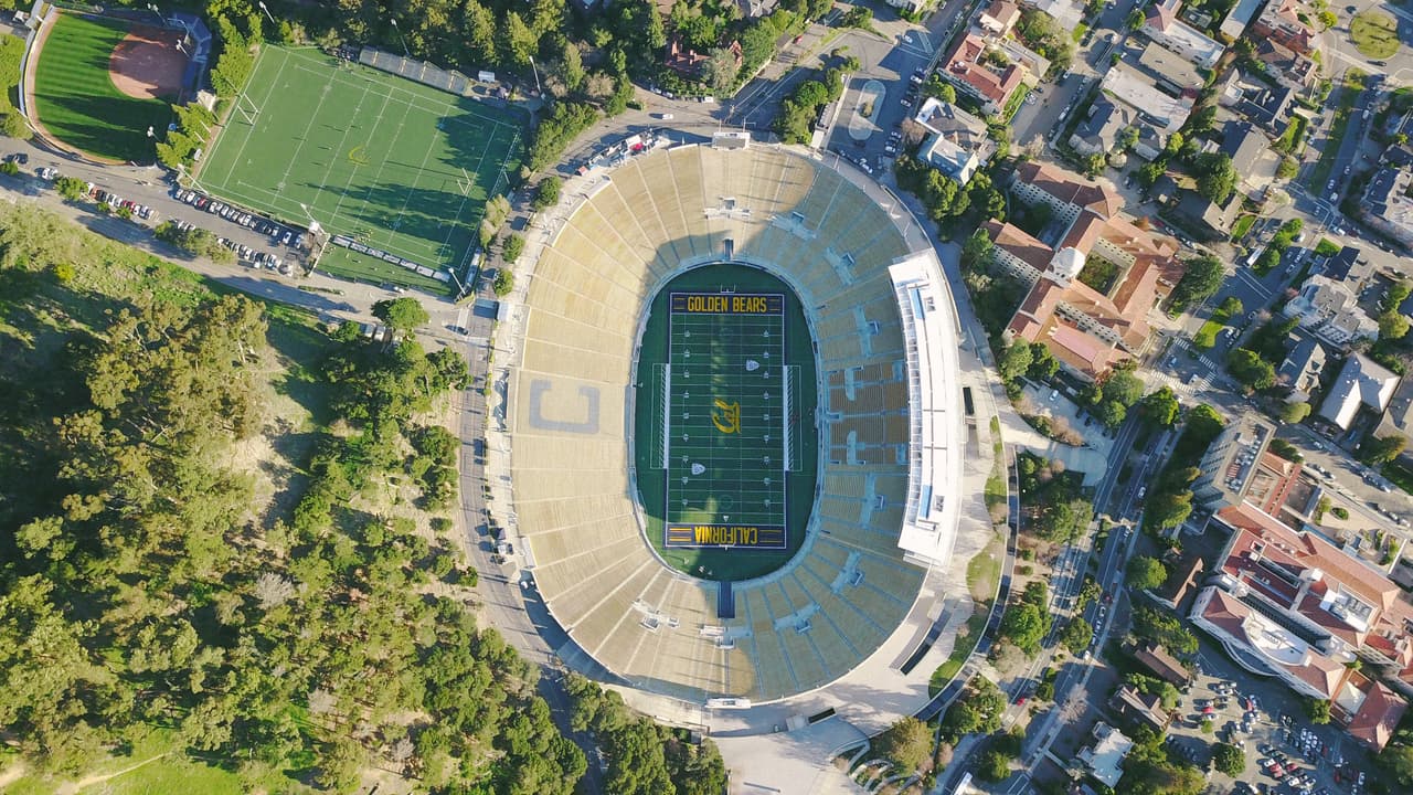 <b><a href="https://www.univision.com/temas/california">California</a>: </b> Aunque desde 2001 se le permite a ciertos
<a href="https://www.univision.com/temas/estudiantes-indocumentados">estudiantes indocumentados</a> que se gradúan de secundaria en California pagar matrícula estatal en las universidades, desde 2017 los beneficios para estos estudiantes se han incrementado. Se recomienda que los beneficiarios de DACA se registren y llenen la aplicación del California Dream Act, para determinar el tipo de ayuda financiera que pudieran tener como por ejemplo, becas de universidades públicas, del estado, exenciones en colegios comunitarios o acceso al programa de becas Cal Grant (para el cual se toma en cuenta el GPA).