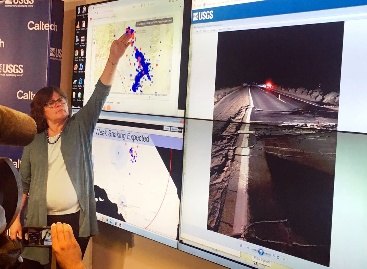 A primera hora de la tarde del viernes, los expertos advirtieron de un 6% de probabilidad de un terremoto de magnitud 6 o mayor. “Cada terremoto tiene una probabilidad entre 20 de ser seguido por uno aún más grande”, dijo la sismóloga del CalTech, Lucy Jones.