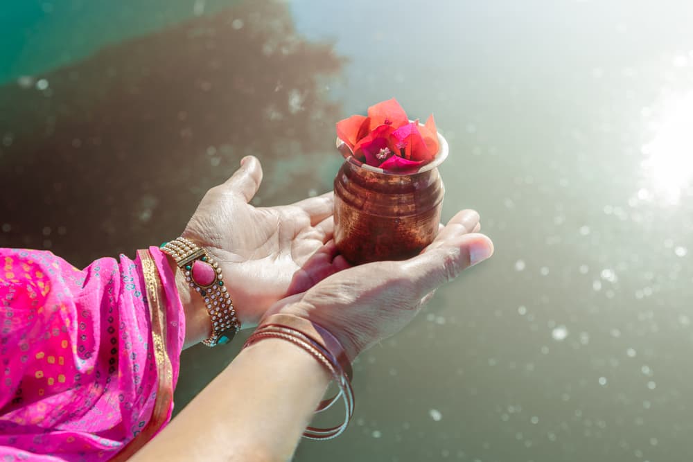 <h3 class="cms-H3-H3">¿Cómo usar el agua de Luna?</h3>
<br>El agua de Luna la puedes usar para diversos rituales, ya sea en un baño para recargar energía, para tu altar o bien para uso diario.
<br>