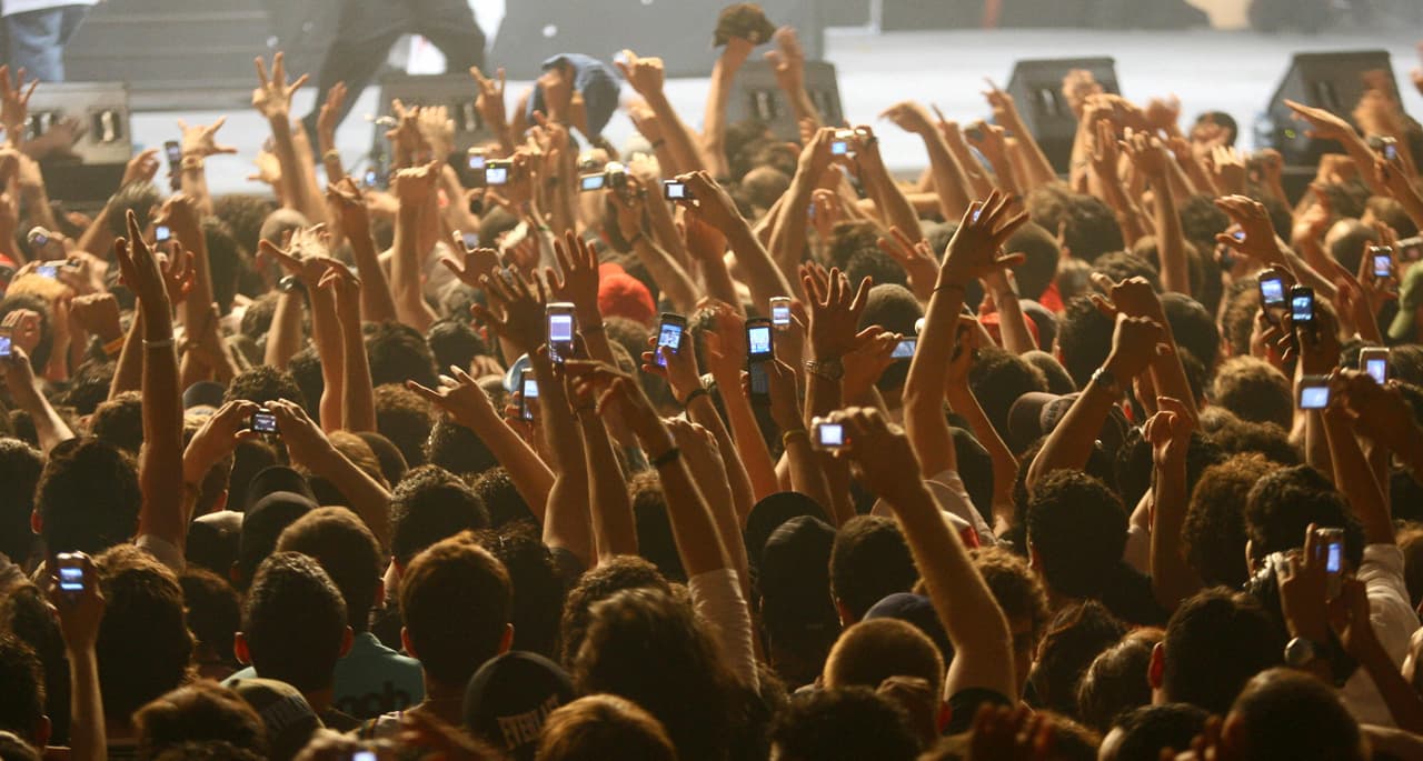 Asistir a un concierto grande, servicio religioso u otro evento con más de 50 personas.