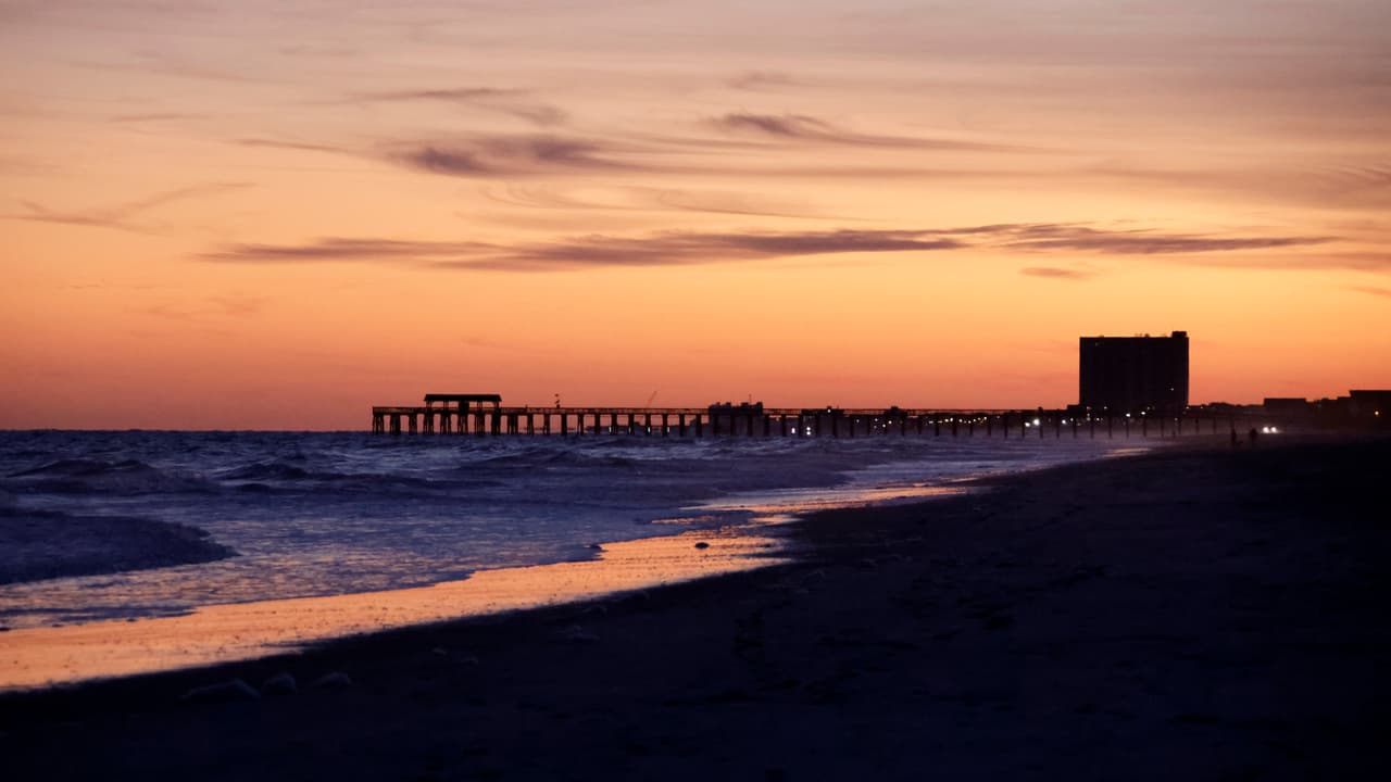 <b>2. Myrtle Beach, Carolina del Sur (56.90)</b>
<br>
<br>A pesar de esa tranquila postal con la luz dorada de atardecer y aguas tranquilas que se ven en la imagen, es una zona que ha sufrido numerosos ataques de tiburón y el paso de fuertes huracanes.
<br>
<br> El más devastador de la historia fue el huracán Hazel, de categoría 4, que golpeó la costa en octubre de 1954. Destruyó alrededor del 80% de las viviendas situadas frente al mar. Dos muelles quedaron dañados y en la vecina North Myrtle Beach un hotel de tres plantas y un muelle de unos 787 pies fueron arrastrados al mar.
<br>
<br>Es la segunda playa más peligrosa del país con casi 57 puntos sobre 100.