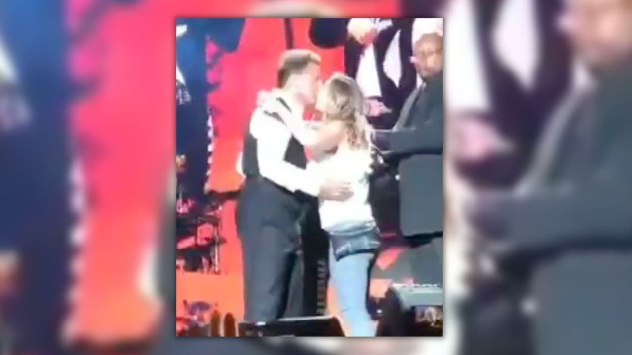 <h3 class="cms-H3-H3">Luis Miguel</h3>
<br>
<br>El hecho se dio en Cancún, México cuando el artista estaba en medio de su gira en el 2018. En pleno concierto mientras 
<a href="https://www.univision.com/musica/luis-miguel-dejo-misteriosa-publicacion-despues-de-varios-meses-de-ausencia" target="_blank">Luis Miguel</a> interpretaba ‘Sabes Una Cosa’, la seguidora del cantante mexicano logró escabullirse de los guardias de seguridad y se subió al escenario para abrazar y por supuesto aprovechó el eufórico momento para robarle un beso al ‘
<a href="https://www.univision.com/musica/cantantes-que-comenzaron-sus-carreras-desde-ninos-fotos" target="_blank">Sol De México</a>’.