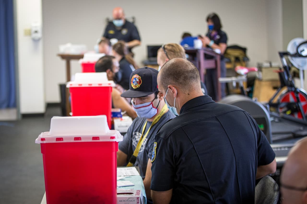 Este lunes, oficiales de la Policía de Austin también recibieron la vacuna.