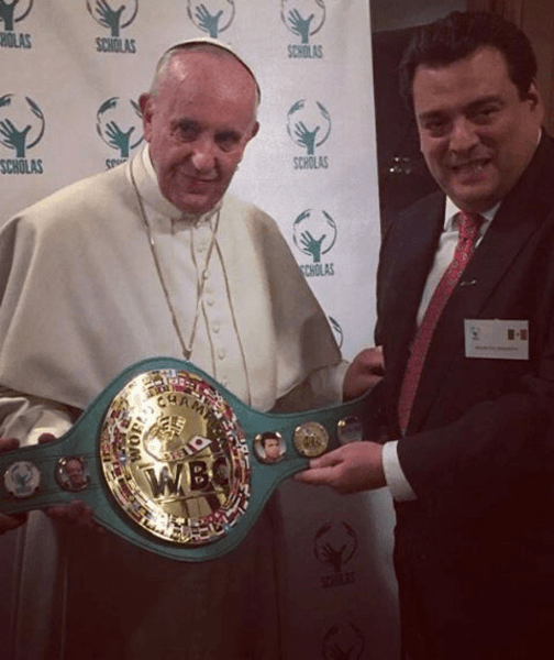 Papa Francisco recibe cinturón del CMB de parte de titular Mauricio Sulaimán