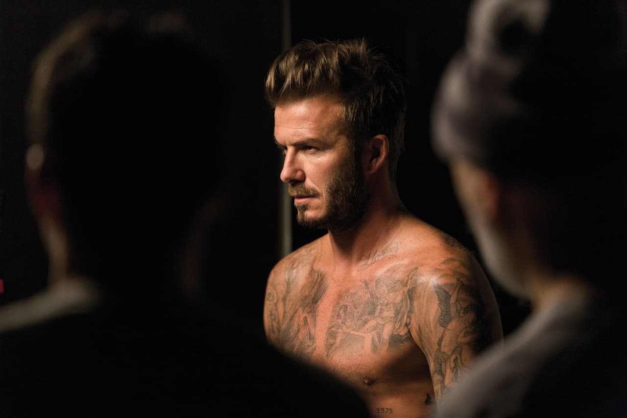 OMG! Para darle un toque picante a sus fotos, el esposo de Victoria se quitó la ropita.