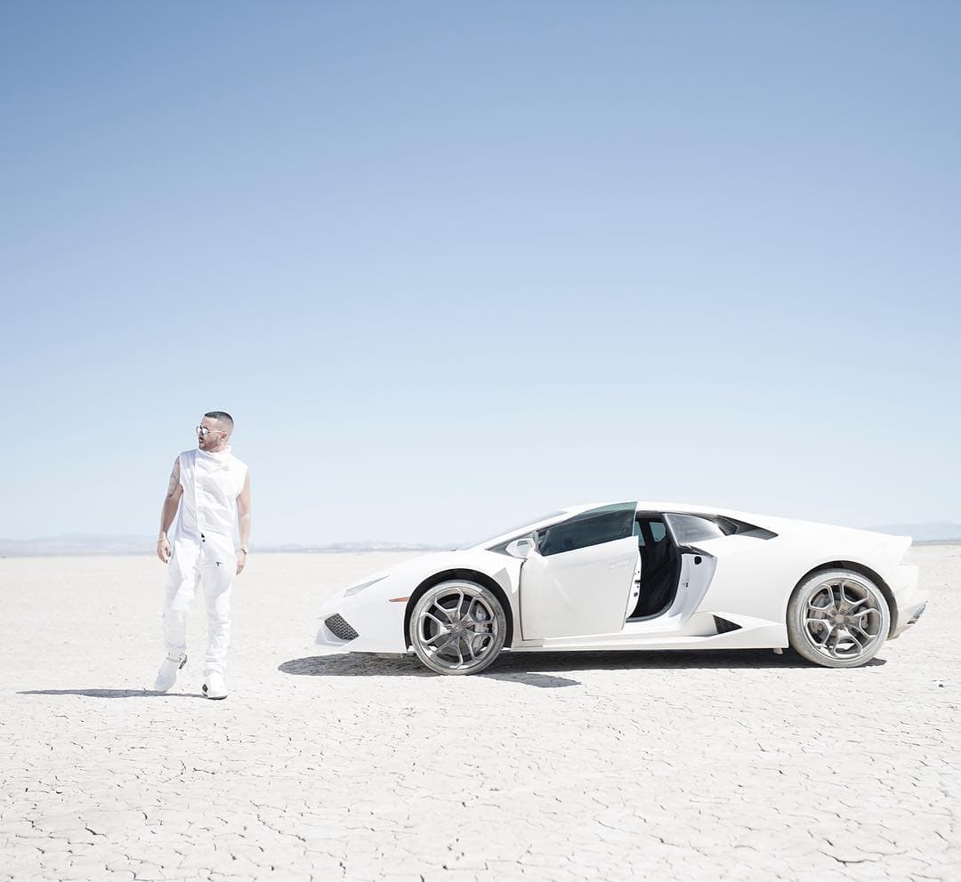 Mientras que para el video de 'Mi religión' recurrió a este
<a href="https://www.univision.com/noticias/lamborghini/lamborghini-huracan-lp610-4-2015-fotos" target="_blank"> Lamborghini Huracán</a> con motor V10 de 5.2 litros y 610 caballos de fuerza. Este deportivo acelera de 0 a 62 mph en 3.2 segundos. Es conducido por el cantante en el desierto de Mojave.