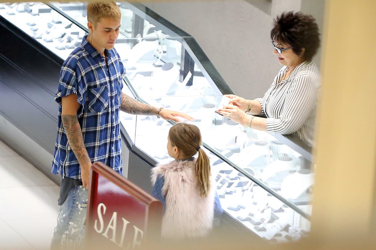 Él complació todo lo que su pequeña hermanita quiso.