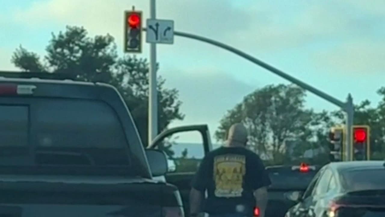 Identifican al hombre que fue captado apuñalando a un pasajero de un vehículo tras incidente vial en San Diego, California