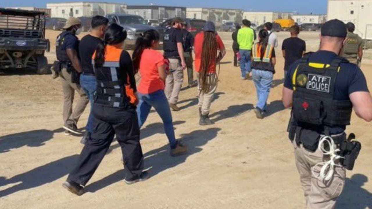 Más de 470 trabajadores detenidos en redada en planta de autos en Georgia: “La más grande de la historia”