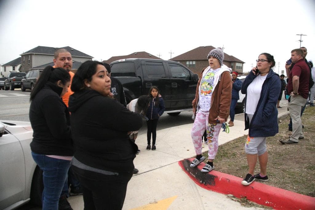 El efecto Uvalde sigue presente y cualquier incidente relacionado con armas dentro de una escuela desata pánico y preocupación entre padres de familia y estudiantes. 
<br>