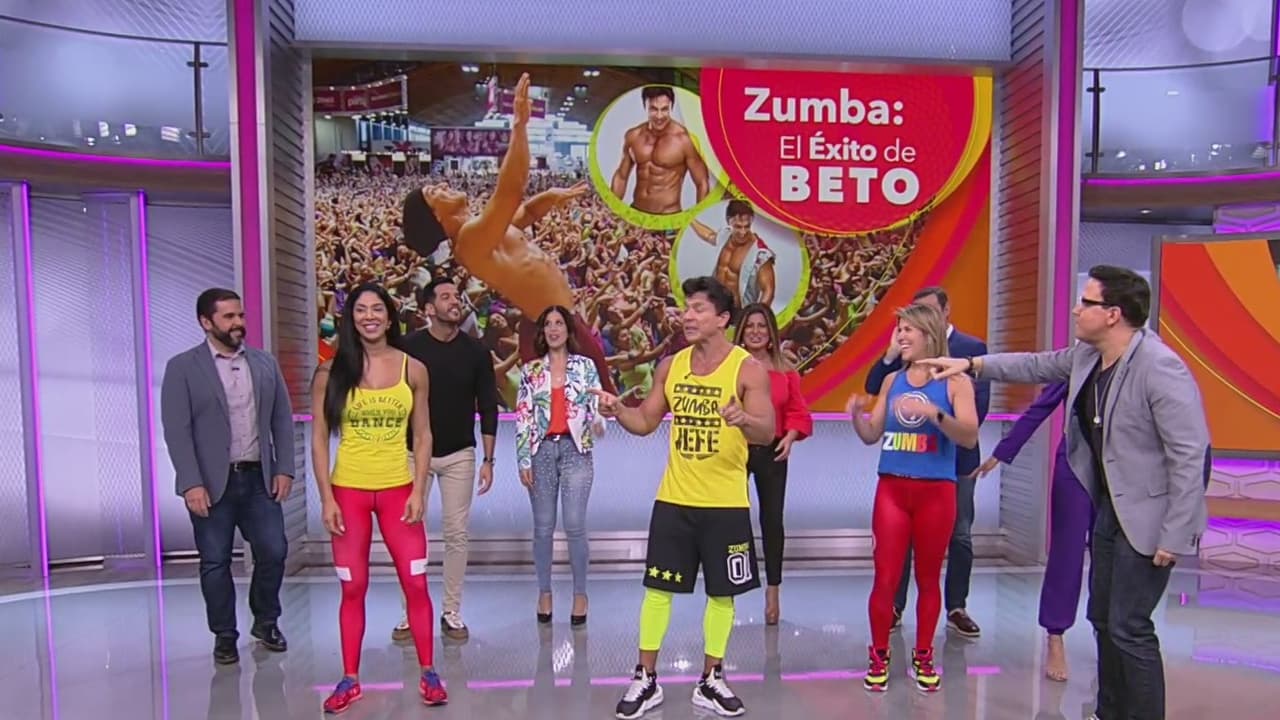 Nuestros conductores se instalaron en el escenario listos para poner el cuerpo en movimiento con los pasos de baile de la melodía del programa.