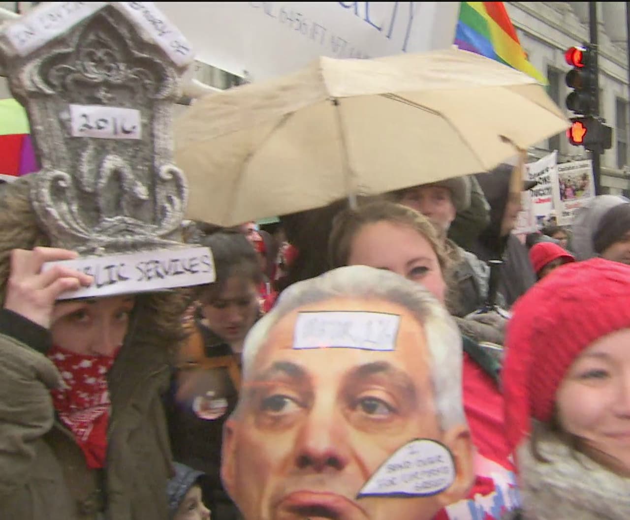 Entre las pancartas había consignas contra el gobernador Bruce Rauner y el alcalde de Chicago Rahm Emanuel en las que se les acusaba de está crisis en el sistema escolar.