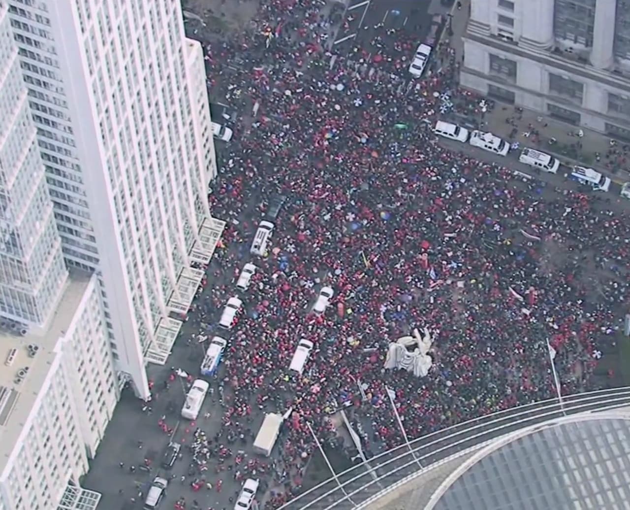 La respuesta de las autoridades no se hizo esperar y CPS ya anunció que planea tomar medidas legales contra CTU para evitar estos paros en el futuro y además pedirán que se les reembolsen por los gastos incurridos este día. CPS habilitó 250 sitios donde los padres podían dejar a sus hijos.