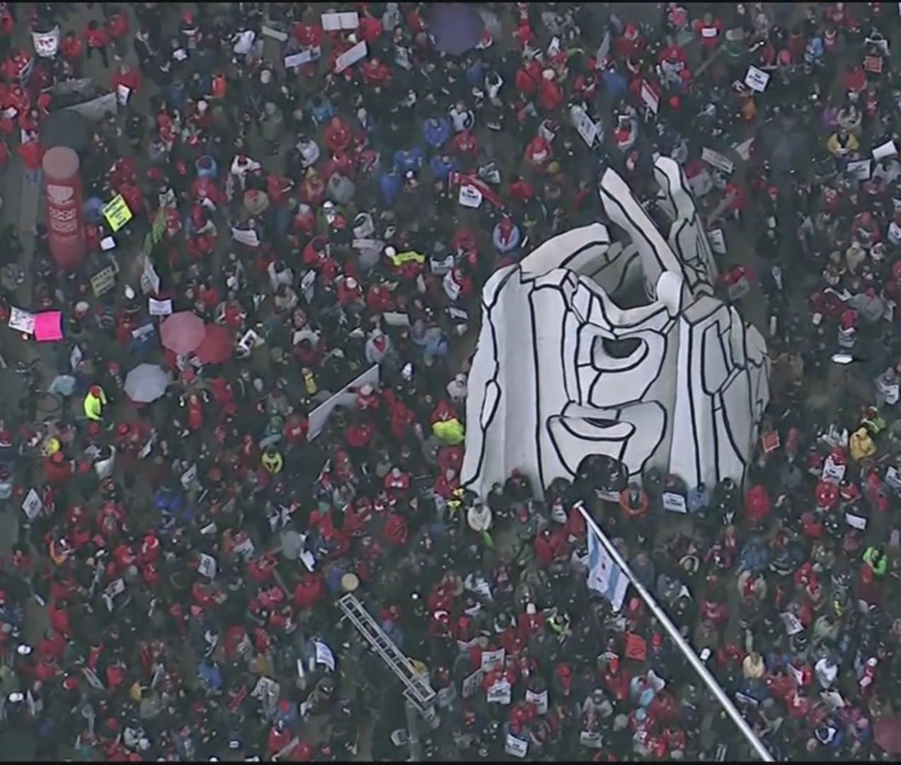 Ni la lluvia impidió esta gran protesta, la más grande que se ha visto en los últimos años.